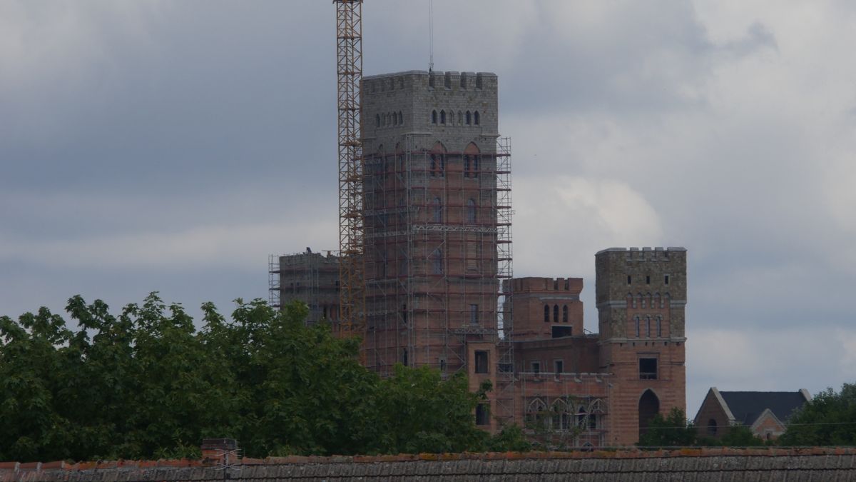 Prace w Stobnicy trwają, zamek zyskuje elewacje