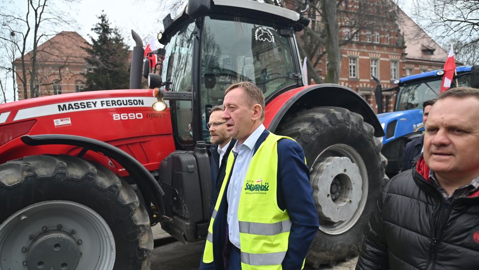 Minister rolnictwa Robert Telus (podczas spotkania z rolnikami protestującymi w Szczecinie  
