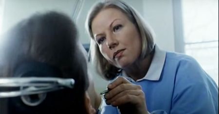 Lekarze i pielęgniarki z wielkiego ekranu. 12 pytań o filmy i seriale