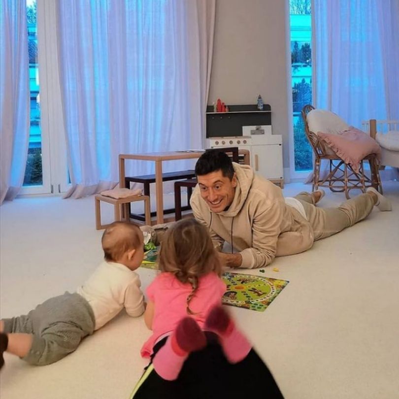 Robert Lewandowski z córkami