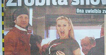 Doda rozbiera się w windzie