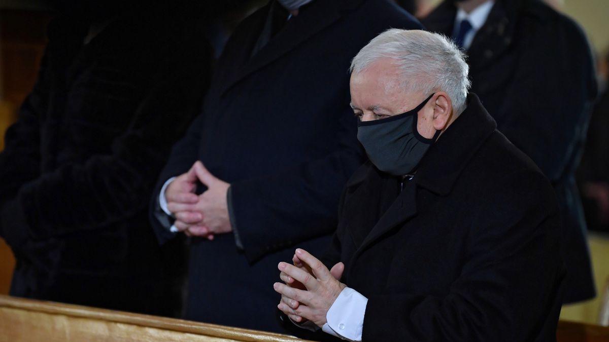 Jarosław Kaczyński na mszy świętej w kościele w Starachowicach