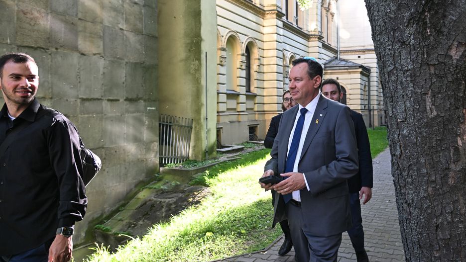 Warszawa, 01.05.2024. Ambasador Izraela w Polsce Yacov Livne (P) przed synagogą Nożyków w Warszawie, 1 bm. Nad ranem miała miejsce próba podpalenia synagogi przy pomocy koktailu Mołotowa. Ogień został zauważony i ugaszony przez pełniących obok służbe policjantów. Synagoga Nożyków przy ul. Twardej 6 jest jedyną zachowaną i działającą przedwojenną warszawską synagogą. (jm) PAP/Radek Pietruszka