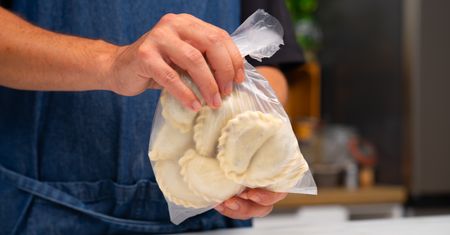 Ten trik na mrożenie pierogów nigdy nie zawodzi. Po ugotowaniu smakują jak świeżo lepione