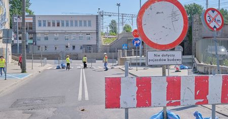 Dojazd do dworca kolejowego PKP po nowemu. Drogowcy na kilka miesięcy zamknęli ul. Pocztową