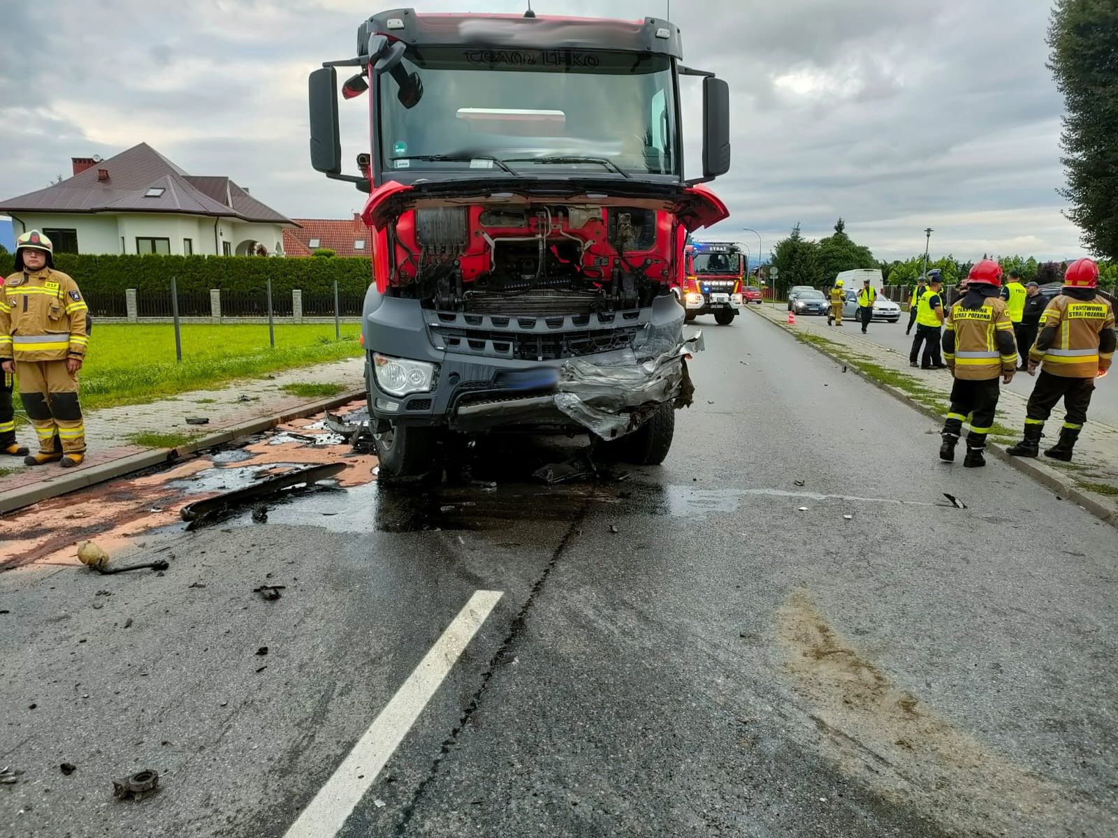 Peugeot zmiażdżony po zderzeniu z ciężarówką. Jedna osoba nie żyje