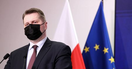 Przemysław Czarnek murem za małopolską kurator. Podaje powód