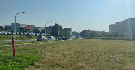 Wielka akcja strażników miejskich przy Uniwersyteckim Szpitalu Dziecięcym: odholowali już 5 aut, a 6 kolejnych jest w trakcie