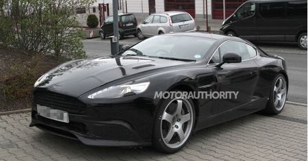 Aston Martin DB9 (2013) uchwycony w mieście