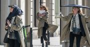 Magdalena Cielecka walczy z chustą na wietrze i pędzi na obiad do baru mlecznego. Stylowo? (ZDJĘCIA)