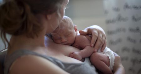Noworodek nie może zasypiać na piersi rodzica. To grozi uduszeniem