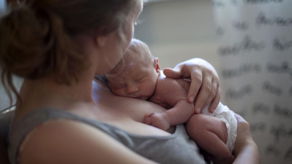 Noworodek nie może zasypiać na piersi rodzica. To grozi uduszeniem