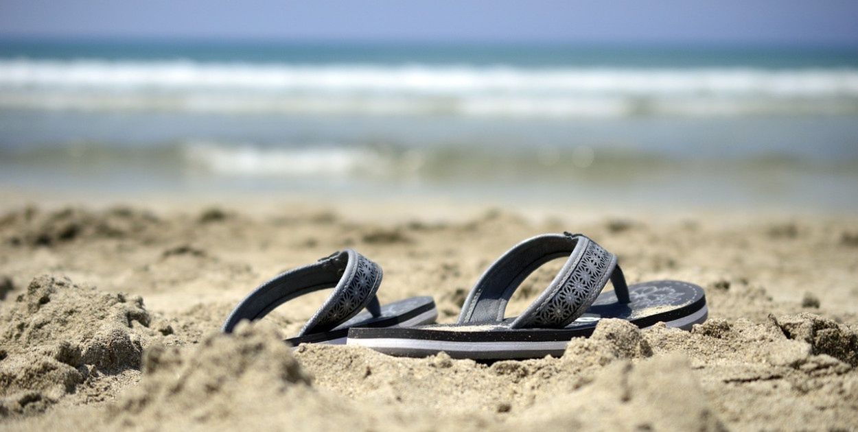 Kultowe klapki znów w sprzedaży. W tych sklepach kupisz je za grosze!