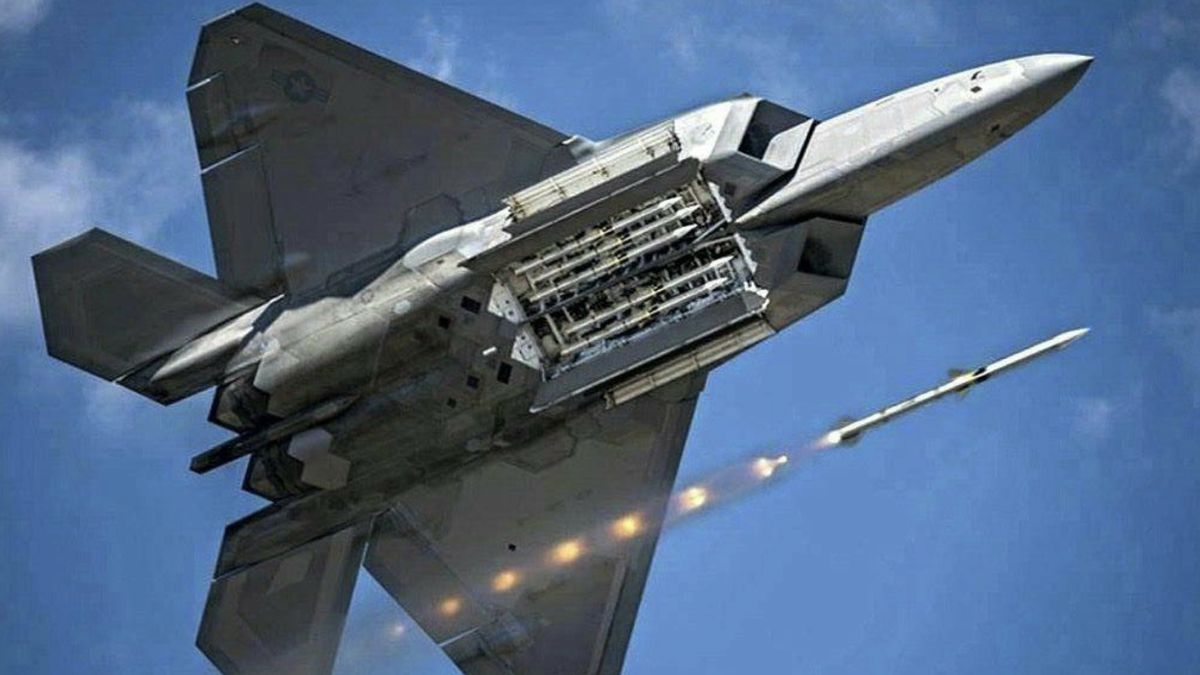 F-22 z otwartą komorą uzbrojenia
