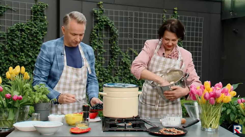 Anna Popek ugniata ziemniaki o poranku. Rafał Patyra też coś robił, ale na zachwyconego nie wyglądał