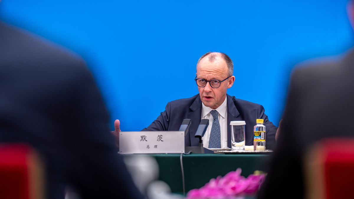 Chancellor of Germany Friedrich Merz (L) and Chinese Premier Li Qiang (not pictured) attend a meeting of the German-Chinese Business Advisory Committee at the Great Hall of the People in Beijing, China, 25 February 2026. Merz is visiting China for the first time as Chancellor. EPA/MICHAEL KAPPELER / POOL Dostawca: PAP/EPA.