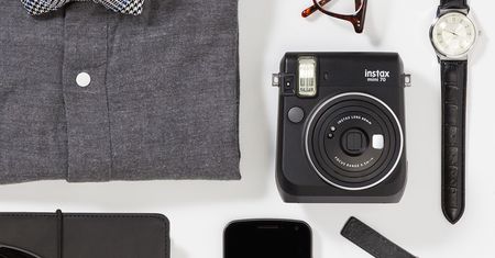 Stylowy aparat Instax mini 70 w nowych kolorach: czerwonym, czarnym i złotym