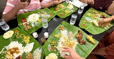 Nawet w restauracji jedzą rękami. Trzymają się jednak kilku zasad