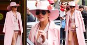 Lady Gaga w różowym płaszczu i... krótkich spodenkach (ZDJĘCIA)