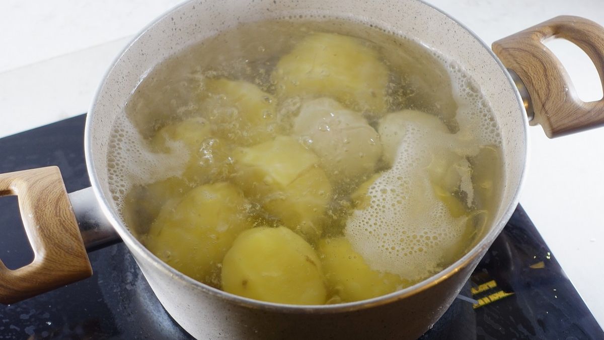 Widzisz na ziemniaku? Nie jedz, a wyrzuć do kosza.