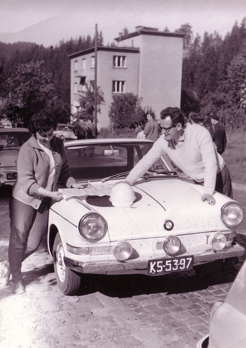 Sobiesław Zasada z żoną Ewą, która tradycyjnie występowała w roli jego pilotki na Rajdzie Polski, rok 1961