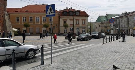 Rzeka ludzi na przejściu dla pieszych przy Bramie Krakowskiej, a kierowcy tkwią w korku. Miasto znalazło rozwiązanie