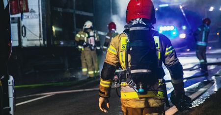 Nocny pożar kamienicy. Dwie osoby utknęły na balkonie