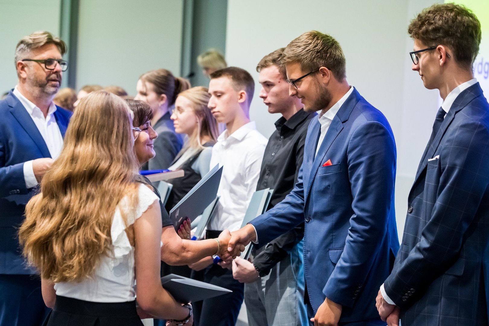 Podczas Gali laureatów i finalistów konkursów i olimpiad przedmiotowych organizowanych w roku szkolnym 2024/2025 dyplomy i upominki odebrało 167 osób, w tym uczniowie, nauczyciele oraz dyrektorzy szkół z regionu bydgoskiego