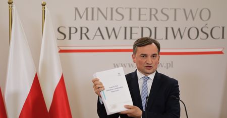 "O butelkę śliwowicy". Ziobro chce się założyć z Morawieckim