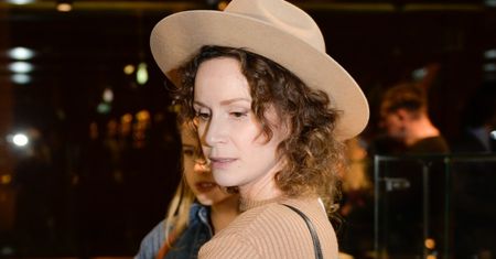 Monika Mrozowska dalej tłumaczy, skąd ma "tyle kasy" na podróże. Podała kwotę ALIMENTÓW! "Takie teksty mnie wku*wiają"