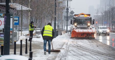 Służby drogowe na ulicach Warszawy. Wieczorem może być niebezpiecznie