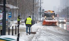 Służby drogowe na ulicach Warszawy. Wieczorem może być niebezpiecznie