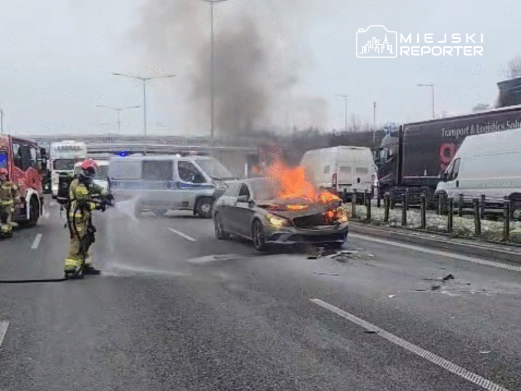 Warszawa: Po zderzeniu na S8 jedno auto stanęło w płomieniach. Korek ma 7 kilometrów
