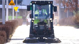 Gorzów już zaczyna wielkie sprzątanie. Tyle brudu i piasku po zimie, że zniknęły ścieżki rowerowe