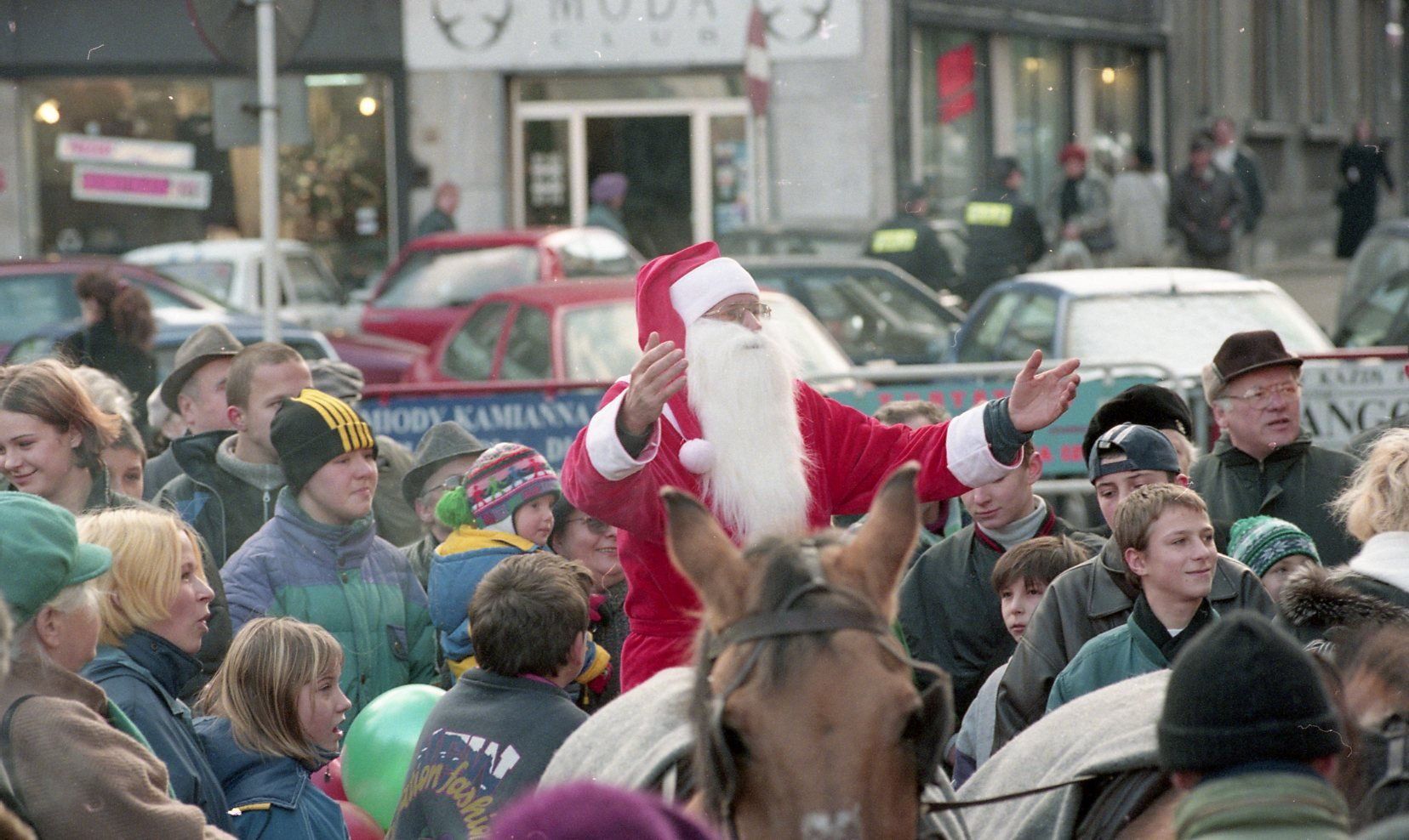 Święty Mikołaj 26 lat temu przyleciał do Katowic. Mikołajki w 1999 roku miały klimat epoki