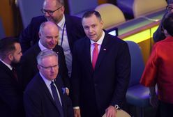 Znajomy gest Nawrockiego w ONZ.  Już wiadomo, kto wręczył mu pudełko