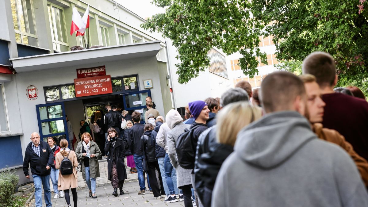 Głosowanie w Krakowie: kilkusetmetrowa kolejka wyborcow