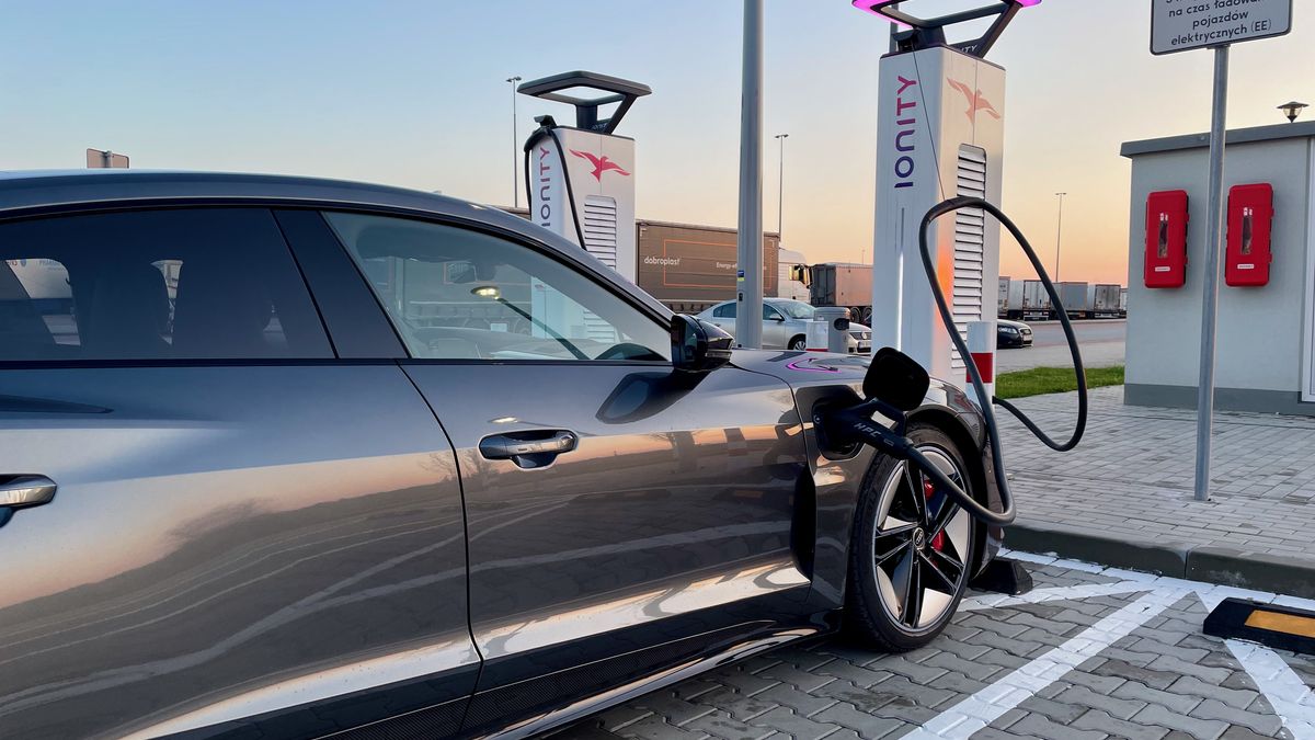 Ładowarka Ionity przy autostradzie