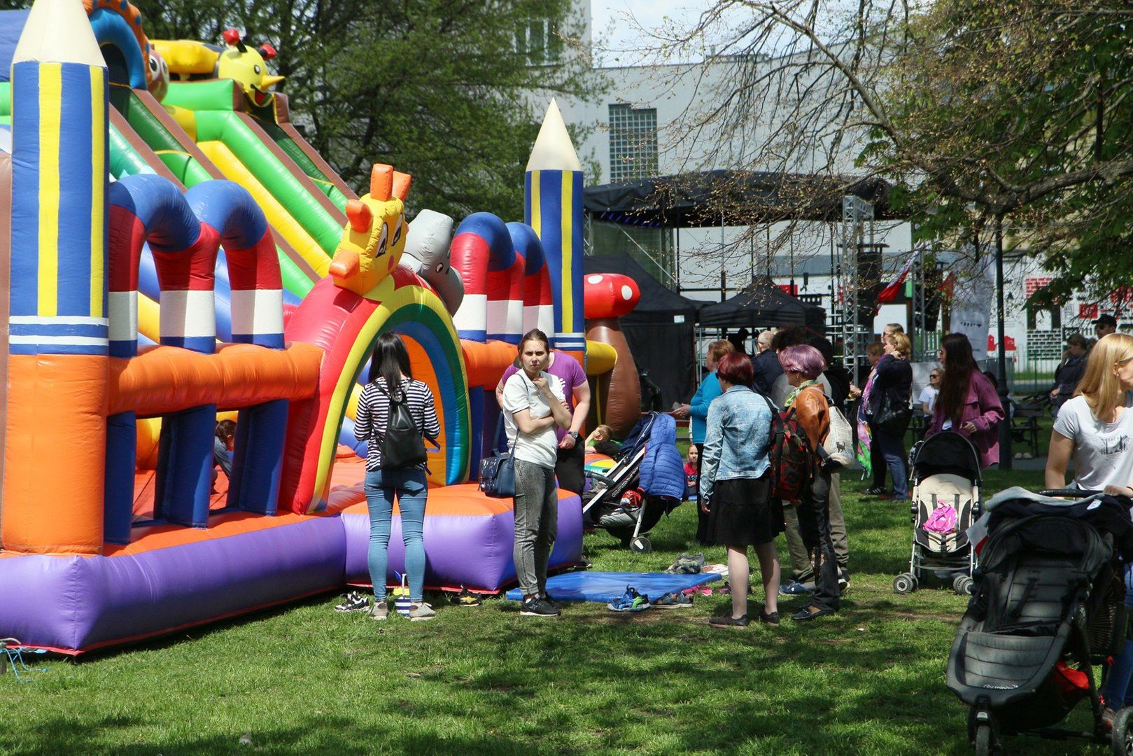 Piknik Rodzinny potrwa od godz. 12.00 do 17.00. W programie m.in.gry i zabawy dla dzieci i dorosłych, znakowanie rowerów, animacje piłkarskie, fotobudka, malowanie twarzy,pit bike, mini żużel,hobby horse, czyli zabawa polegająca na „jeździe” na koniku na kiju, zabytkowe autobusy komunikacji miejskiej,kurs zabytkowym Ikarusem, który będzie kursował co godzinę od 12:30 do 16:30, zabierając chętnych pasażerów na przejazdy.