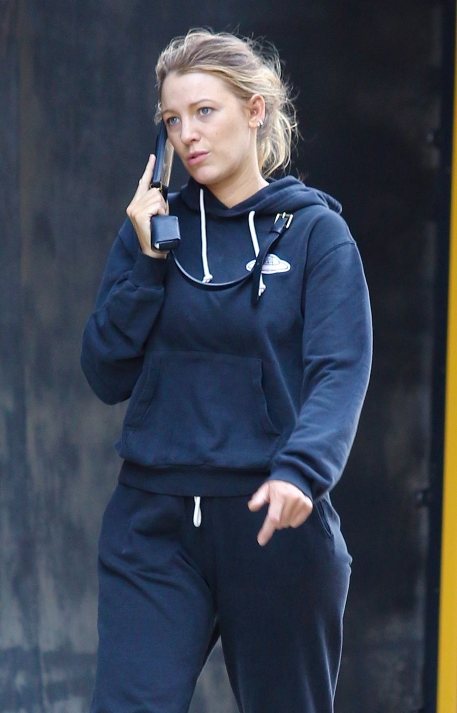 Naturalna Blake Lively na samotnym spacerze