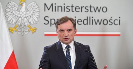 Nowa ustawa Ziobry. OMZRiK: "Dwa lata więzienia za uśmiech na mszy"