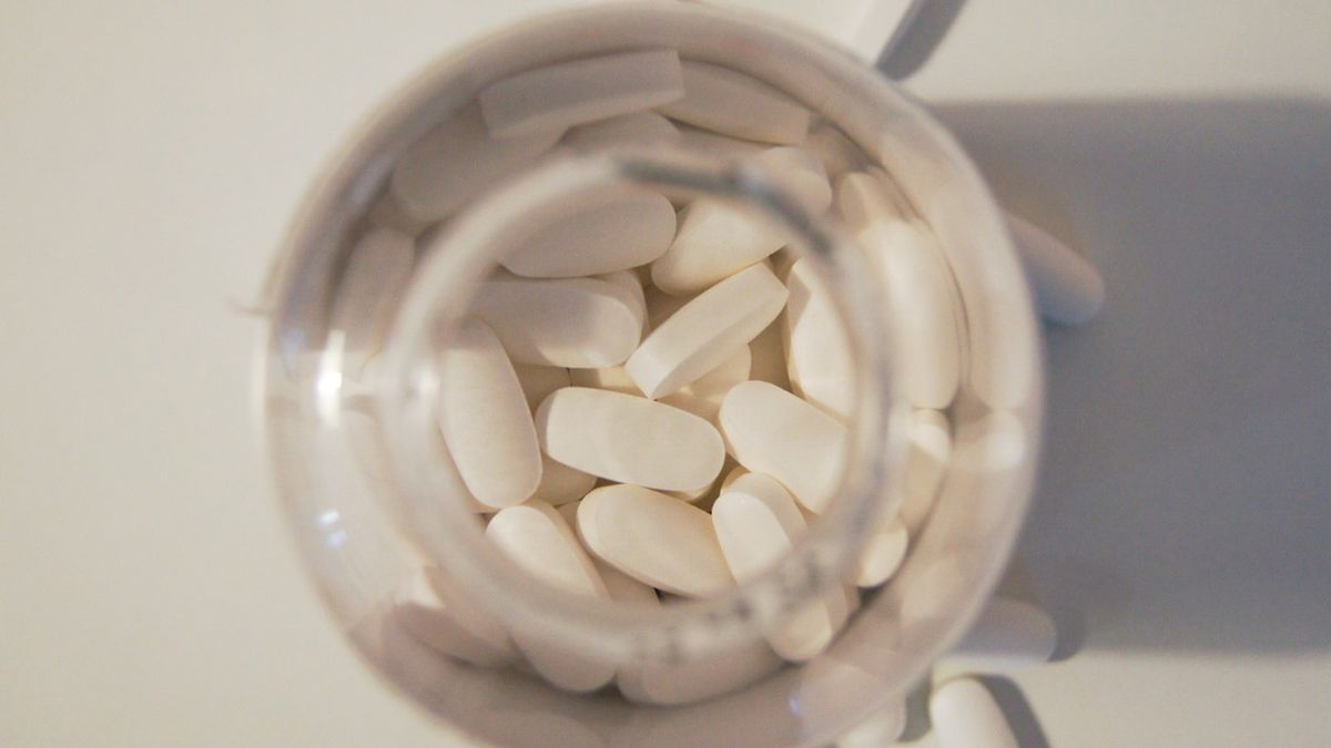 Karbamazepina jest lekiem przeciwpadaczkowych stosowanym w leczeniu napadów uogólnionych oraz częściowych prostych i złożonych.