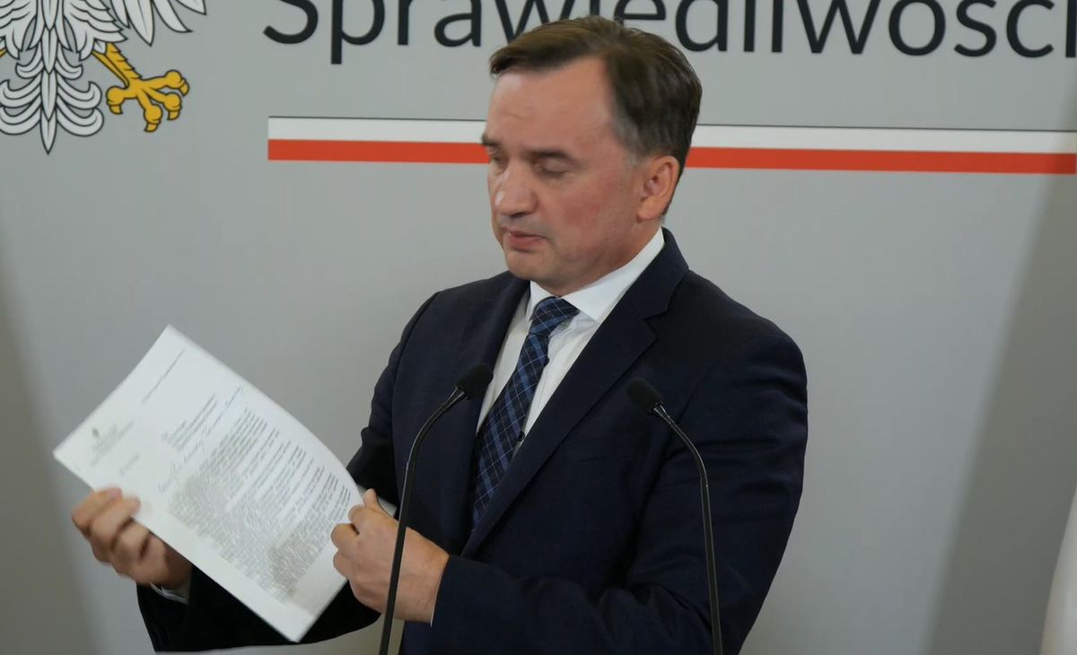 Minister Ziobro pokazuje list swojego zastępcy