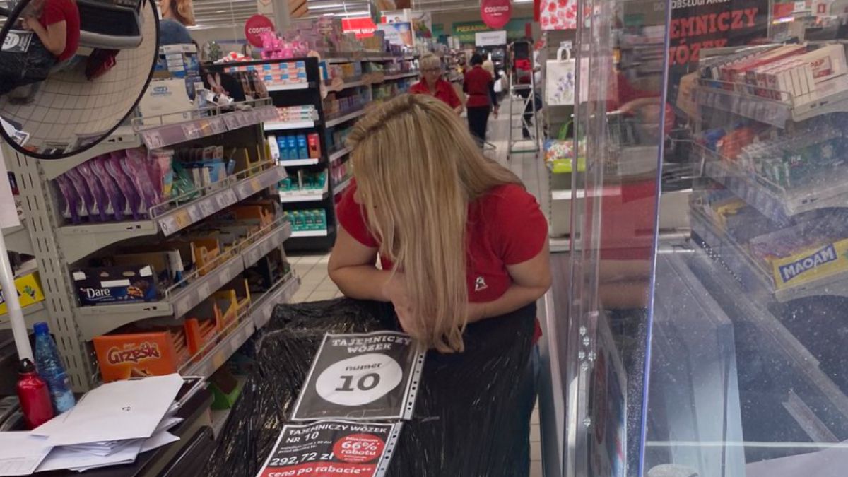 Kupiła tajemniczy wózek w Auchan. Co znalazła w środku?