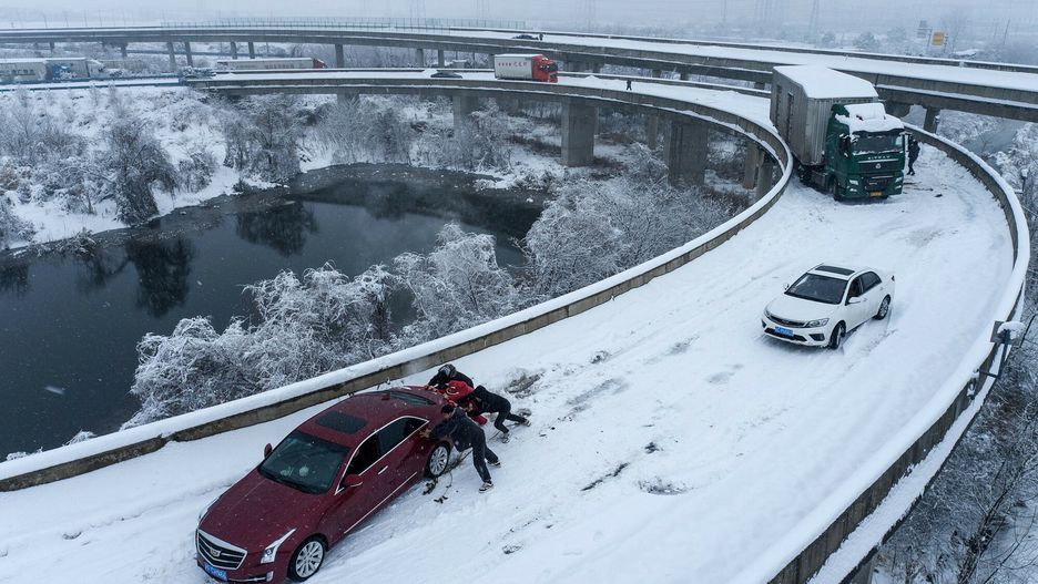 Samochody utknęły na autostradzie z powodu obfitych opadów śniegu w Wuhan w prowincji Hubei w środkowych Chinach