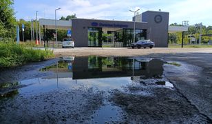 Jest nowy dworzec, pociągi są tańsze i szybsze. Ale to w busach jest większy ruch