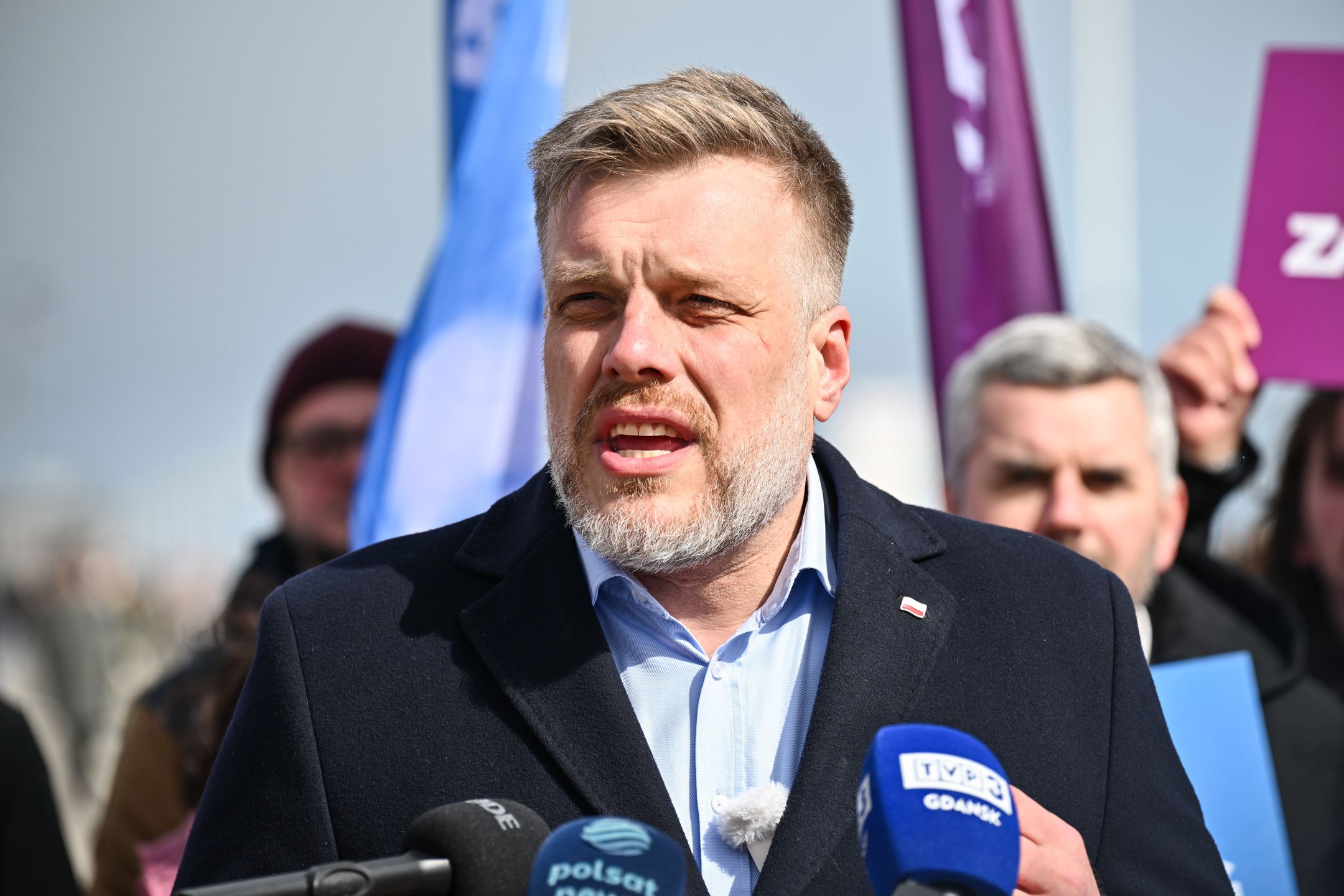Adrian Zandberg
Sopot, 06.04.2025. Wybory Prezydenta RP 2025 - kampania. Wsp�przewodnicz�cy partii Razem, kandydat tego ugrupowania w wyborach prezydenckich Adrian Zandberg przemawia na briefingu prasowym w Sopocie, 6 bm. (aldg) PAP/Marcin Gadomski
Marcin Gadomski
briefing, kampania, kandydat, prasowy, prezydenckie, razem, wybory, elekcji, elekta, g�ow� pa�stwa, kampania prezydencka 2025, kampania wyborcza, kandydat na Prezydenta RP, kandyduje, konferencja, ludzie, mieszka�cy, na prezydenta, otwarte, polityk, polityka, prasowa, prezydencka, prezydenta rp, spotkania wyborczego, spotkanie, spotkanie wyborcze, sympatycy, urz�d prezydenta, wiec, wizyta krajowa, wizyta lokalna, wyborcy, wyborcza, wyborcze, wybory prezydenckie 2025, wyjazd, zwolennicy, po twojej stronie