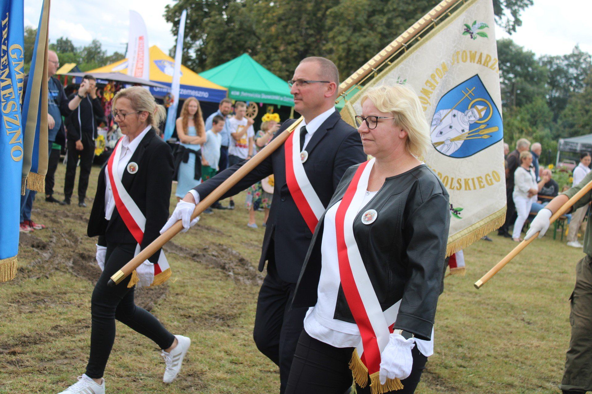 Dożynki gminy Trzemeszno w Ostrowitem. Uroczysta oprawa, prezentacje dożynkowe, występy artystów