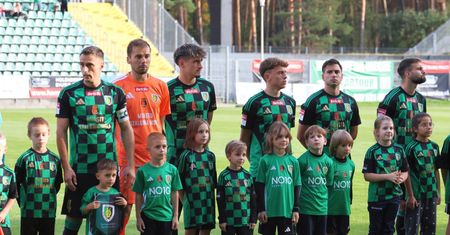 Stal Stalowa Wola zagra z Sandecją Nowy Sącz. Mecz w sobotni wieczór przy sztucznym oświetleniu