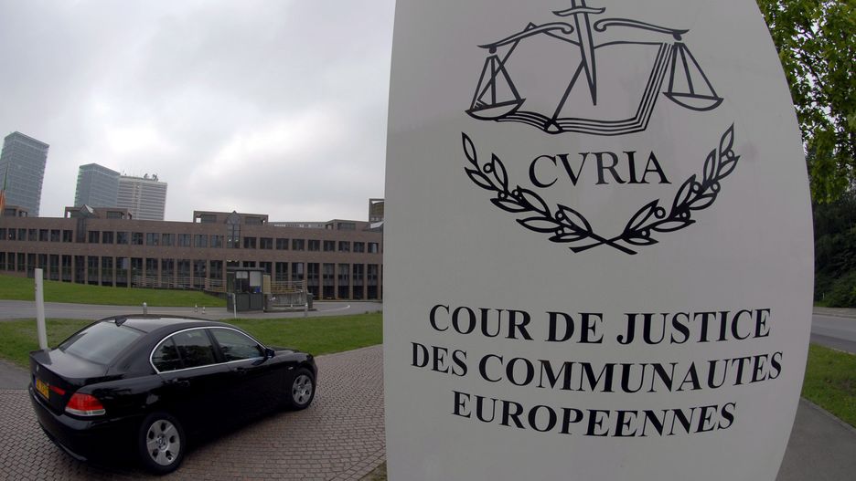 Swedish builder union trial against Latvian contractorsepa01016787 A car arrives at the European Union court house in Luxembourg, 23 May 2007. The court have read the conclusions of  the trial Laval un Partneri against Swedish builders union Byggnads at the European Court of First Instance in Luxembourg.  EPA/NICOLAS BOUVY
Dostawca: PAP/EPA.NICOLAS BOUVY